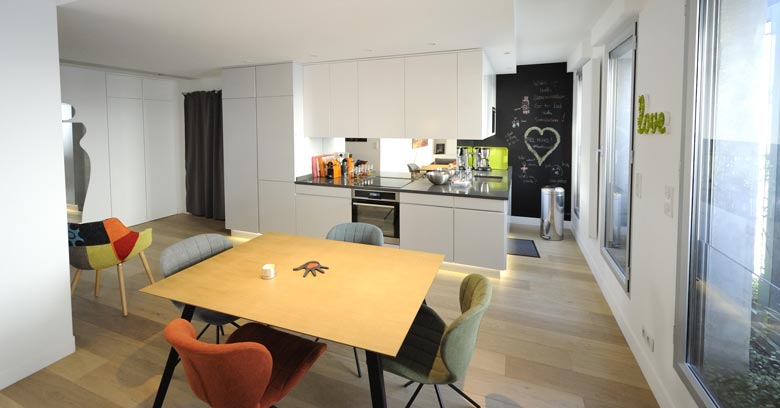 Un architecte d'intérieur aménage une cuisine ouverte sur-mesure à Aix en Provence