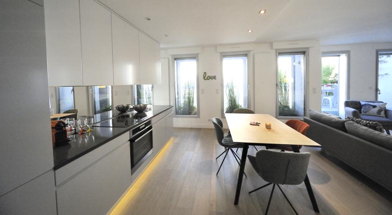 Cusine ouverte dans un appartement réalisé par un architecte d'intérieur à Aix en Provence