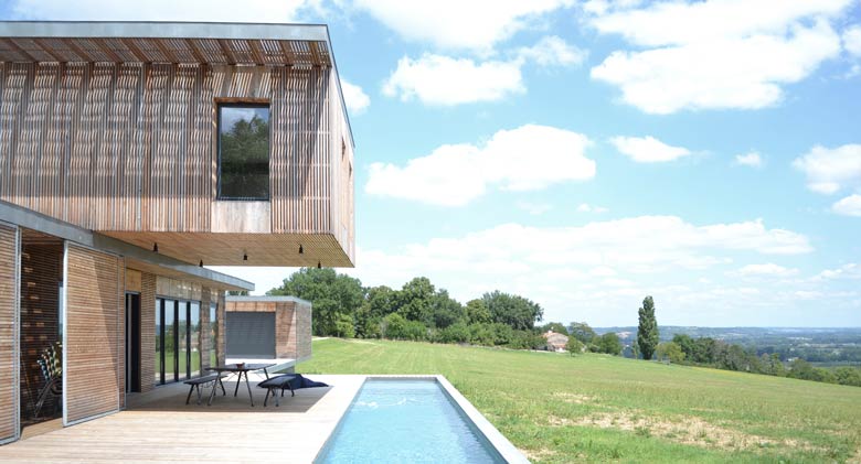 Maison d'architecte avec piscine réalisée avec du bois et du béton à Aix en Provence