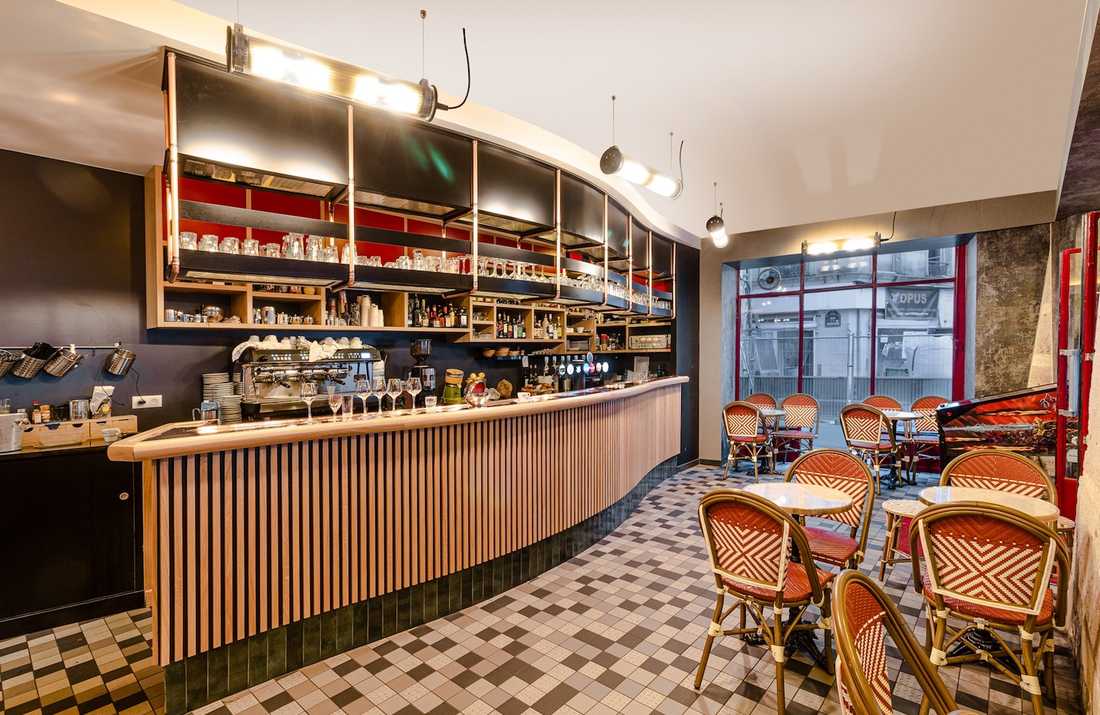 Rénovation intérieure d'un café type bistrot - le bar entouré d'un grès cérame pleine masse Winckelmans