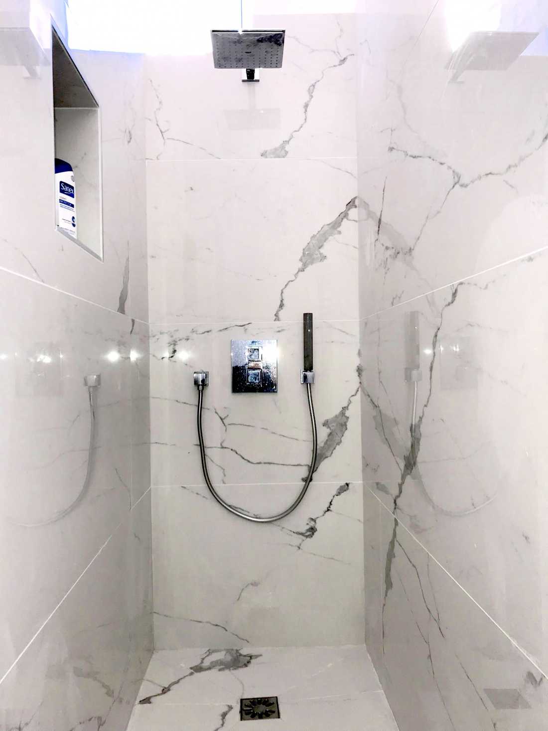 Cabine de douche dans la salle de bain rénovée