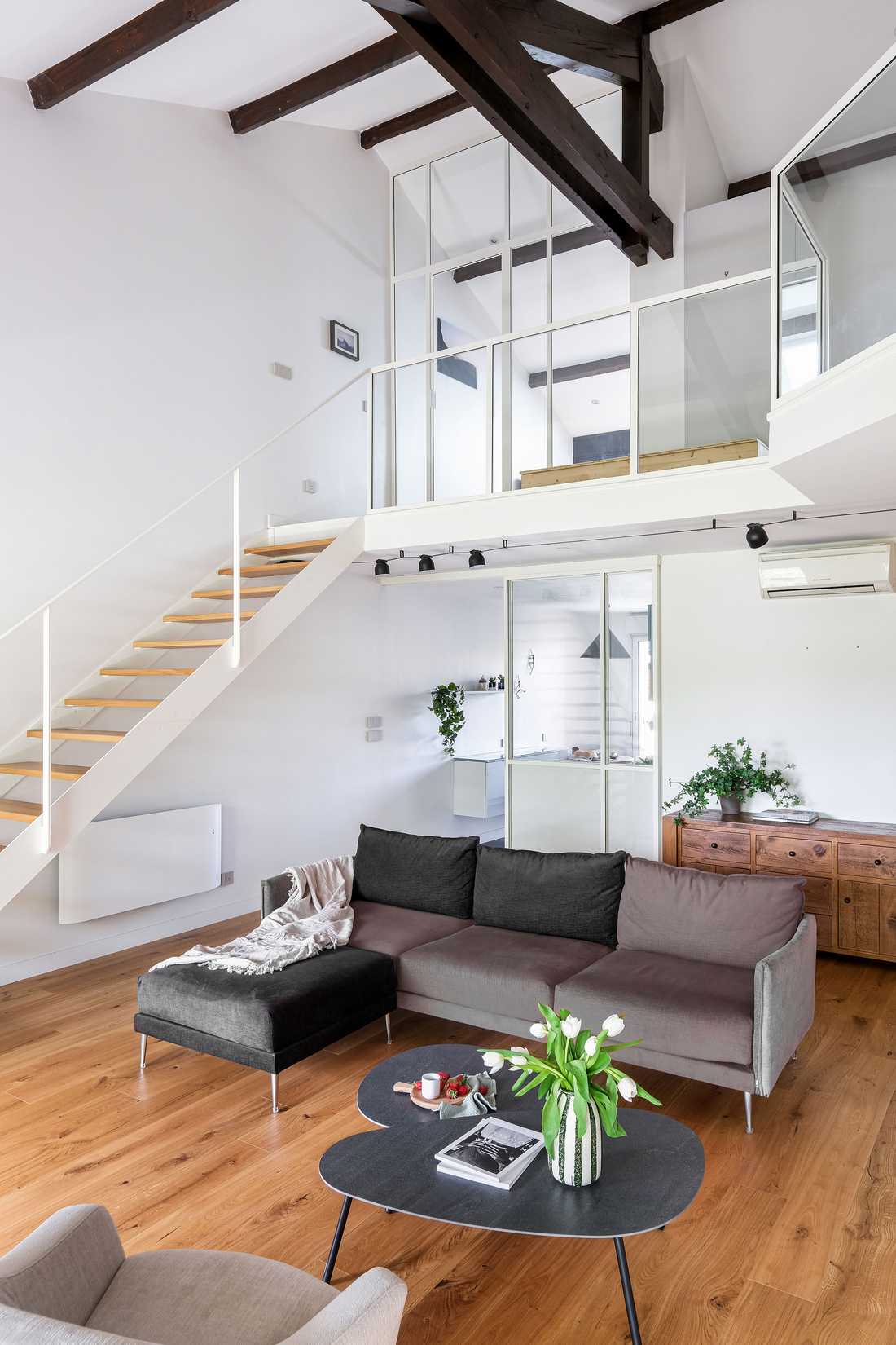 An architect builds a contemporary house with a post-and-beam structure in Bouches-du-Rhône