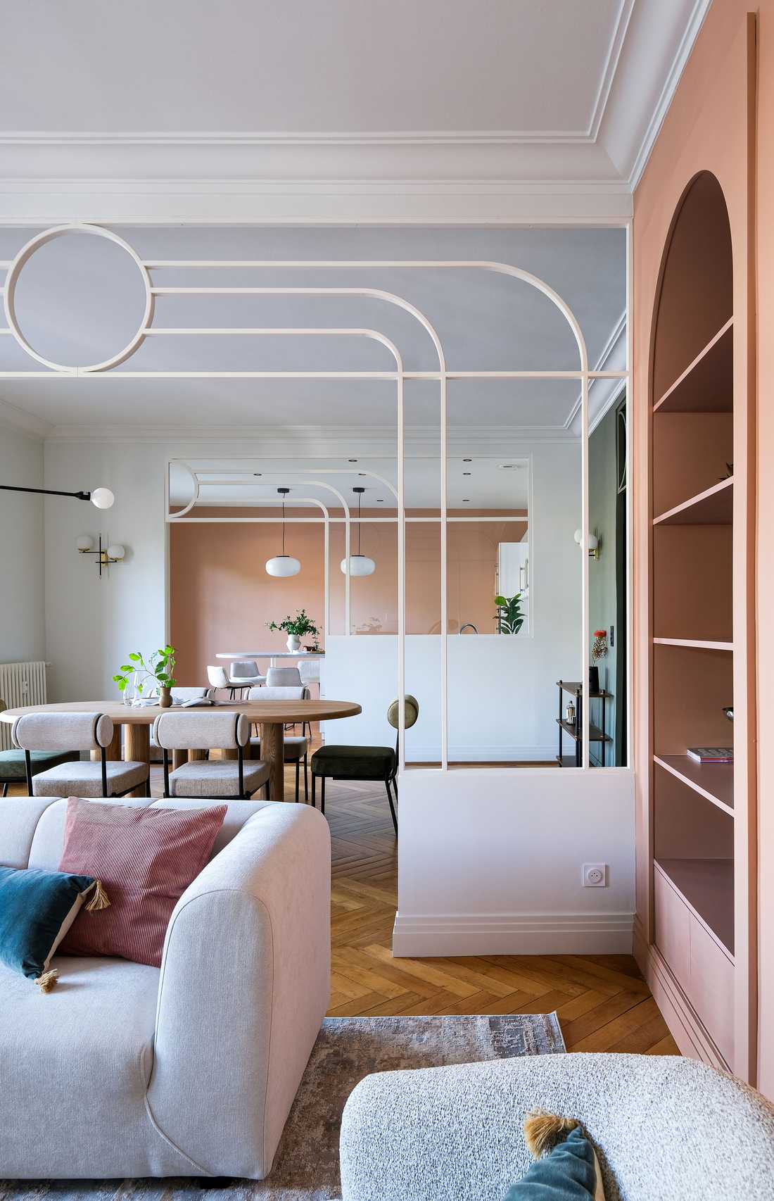 Un architecte d'intérieur à Aix-en-Provence aménage la pièce de vie d'un appartement ancien