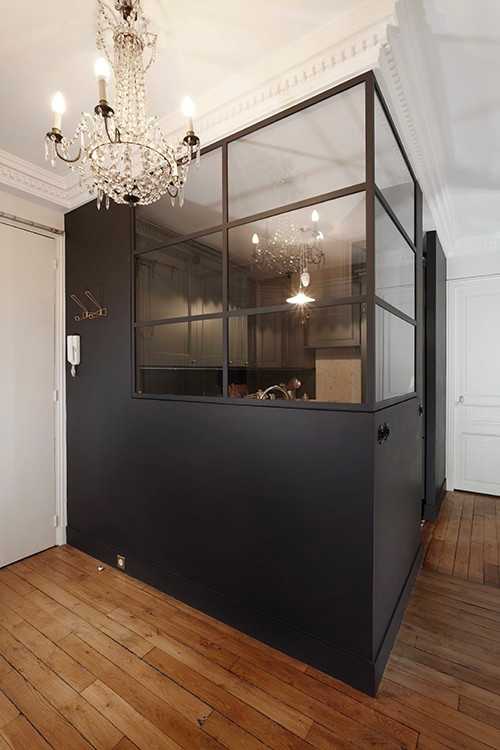 Boite noir avec salle de bain dans l'appartement haussmannien