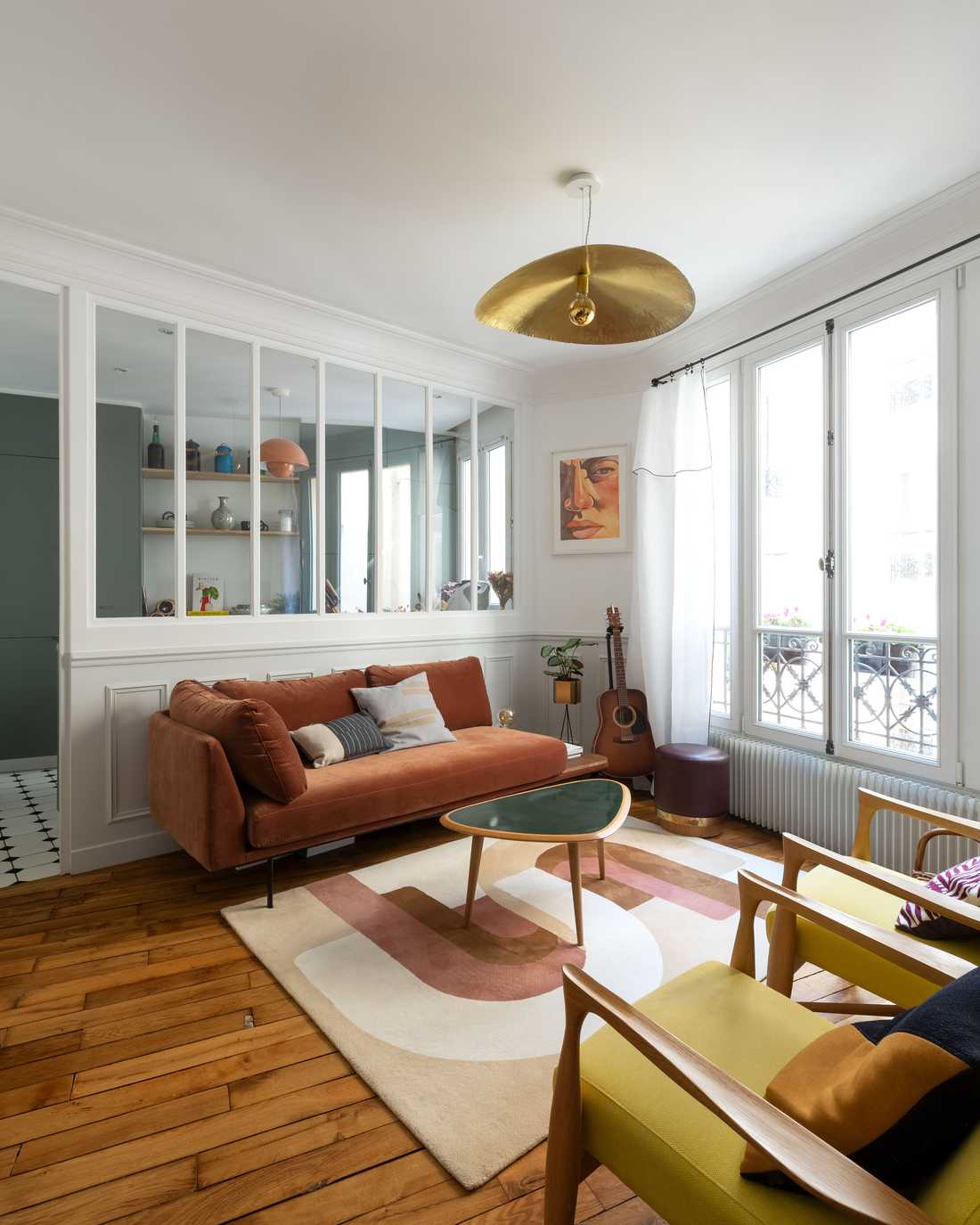 Relooking d'intérieur d'un salon avec verrière dans un appartement à Aix-en-Provence