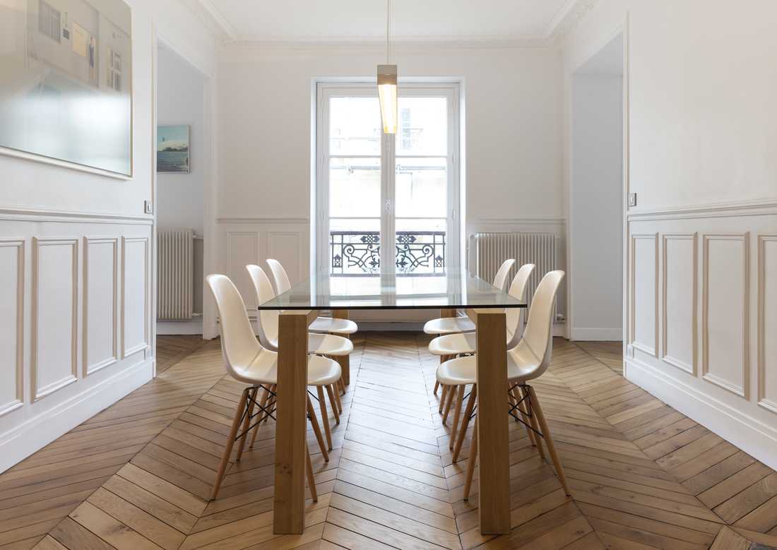 Salle à manger d'un appartement haussmannien rénové en région Provence-Alpes-Côte d'Azur