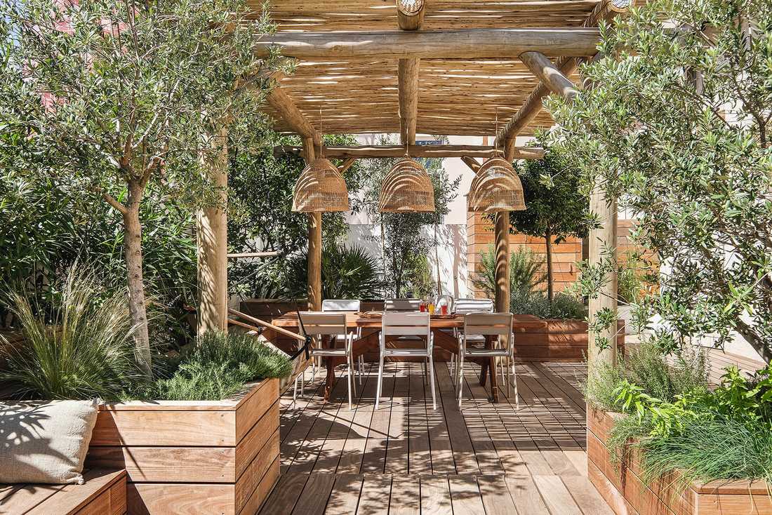 Aménagement d'une terrasse en bois par un jardinier paysagiste à Aix-en-Provence