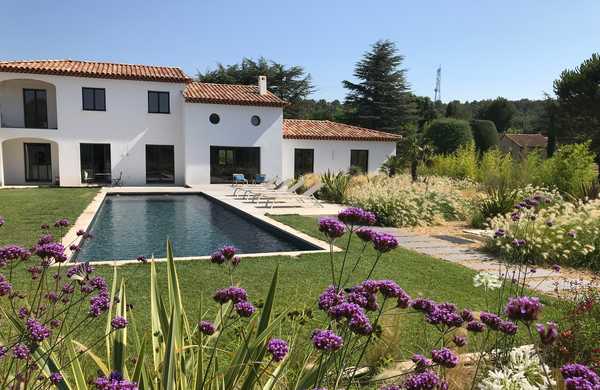 Jardin méditerranéen à la végétation provençale aménagé par un jardinier paysagiste à Aix-en-Provence.