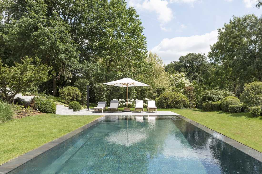 Piscine d'un jardin à débordement concu par un paysagiste à Aix-en-Provence