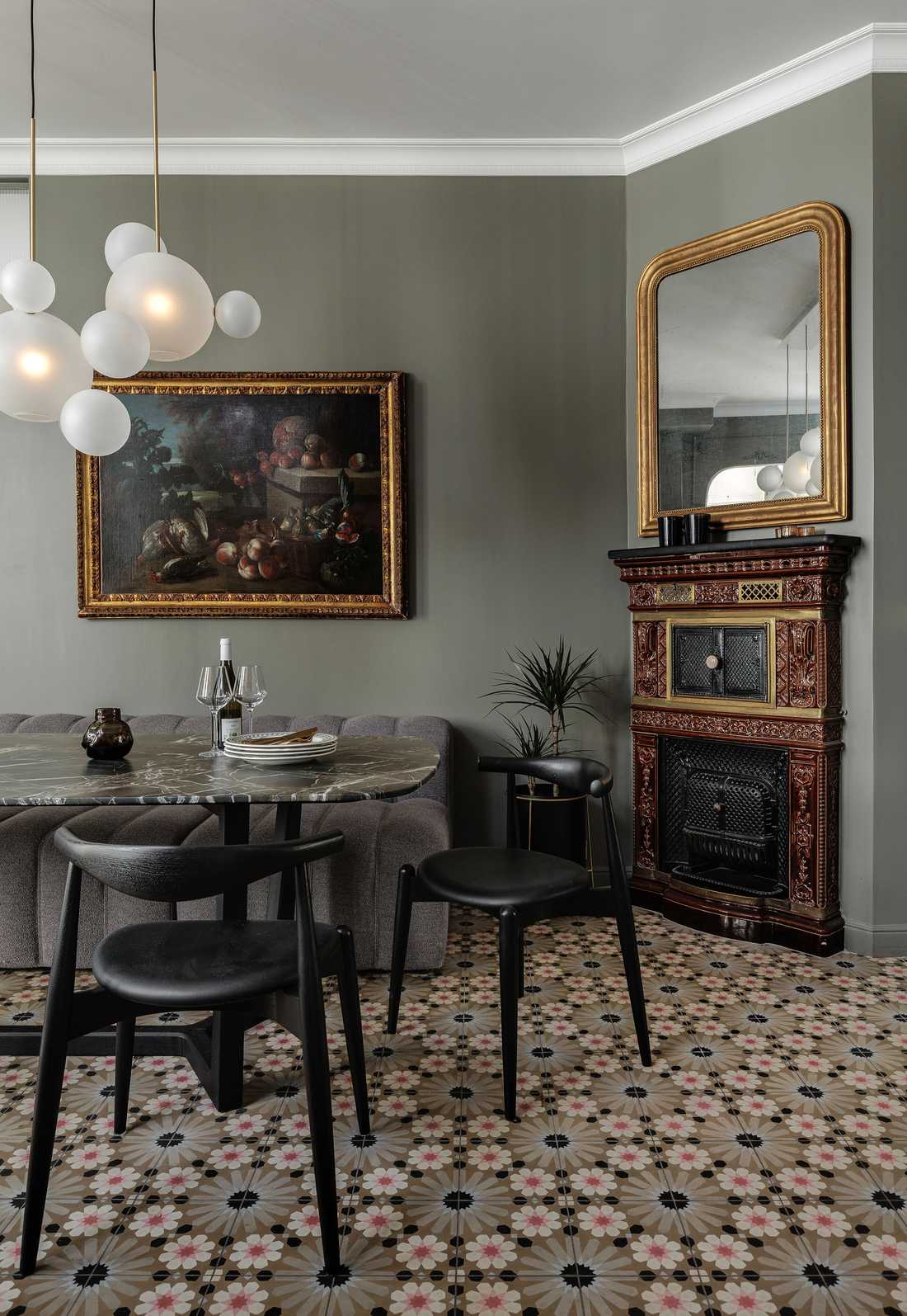 Salle a manger avec cheminée ancienne rénovée par un architecte d'intérieur dans les Bouches-du-Rhône