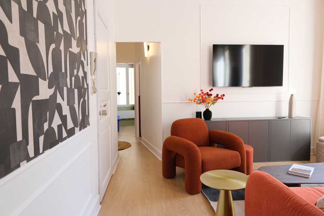 Circulation dans la pièce de vie d'un appartement haussmannien à Avignon