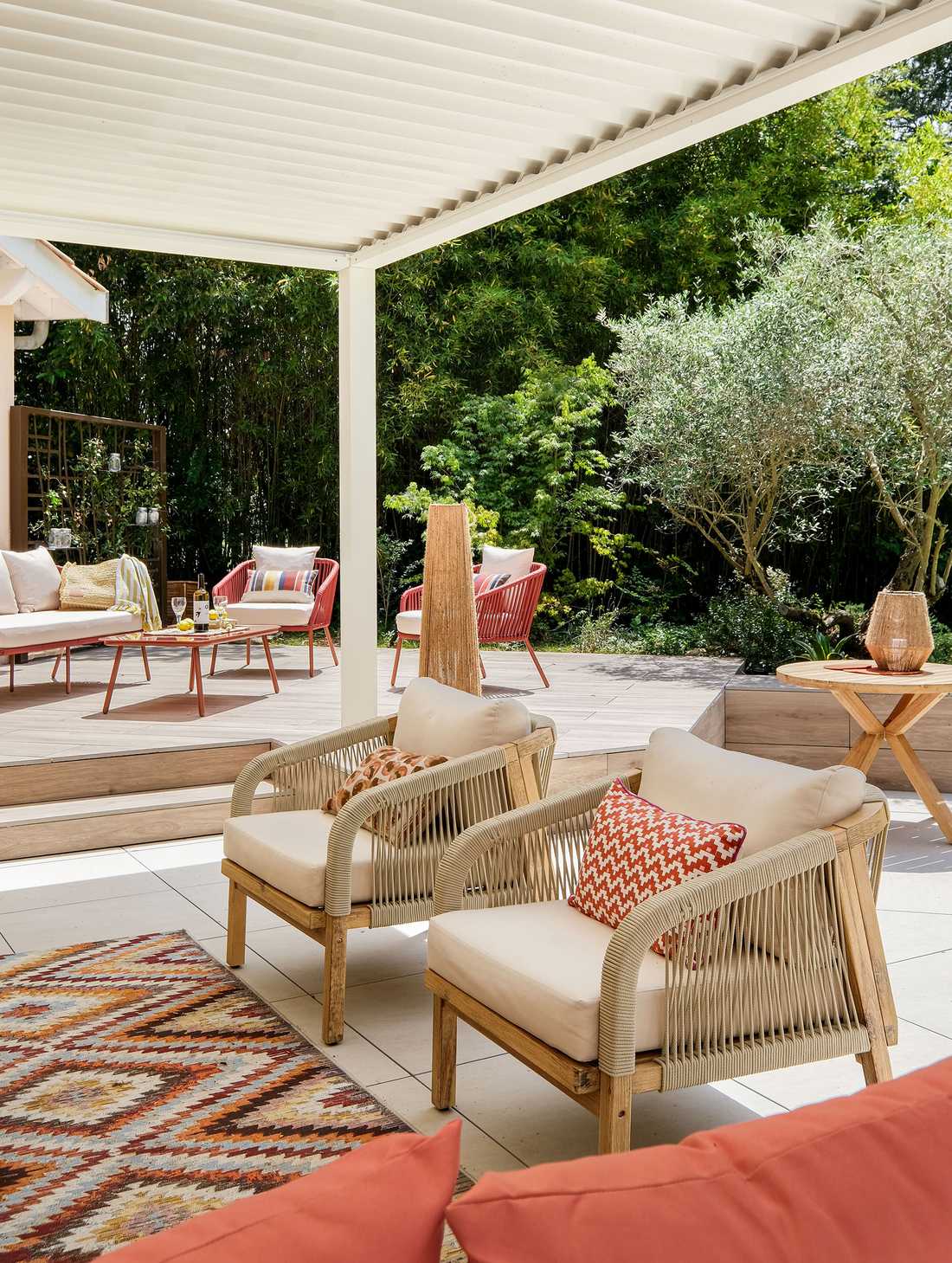 Terrasse couverte avec mobilier du jardin réalisé par un paysagiste en région Provence-Alpes-Côte d'Azur
