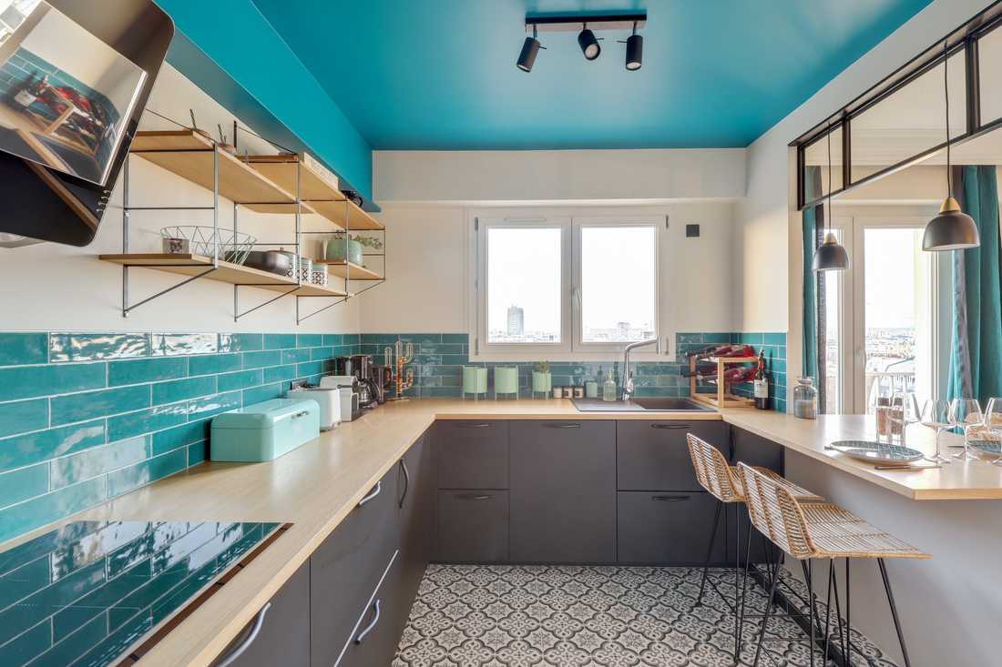 Plan de travail de la cuisine d'un appartement rénové par un architecte dans les Bouches-du-Rhône
