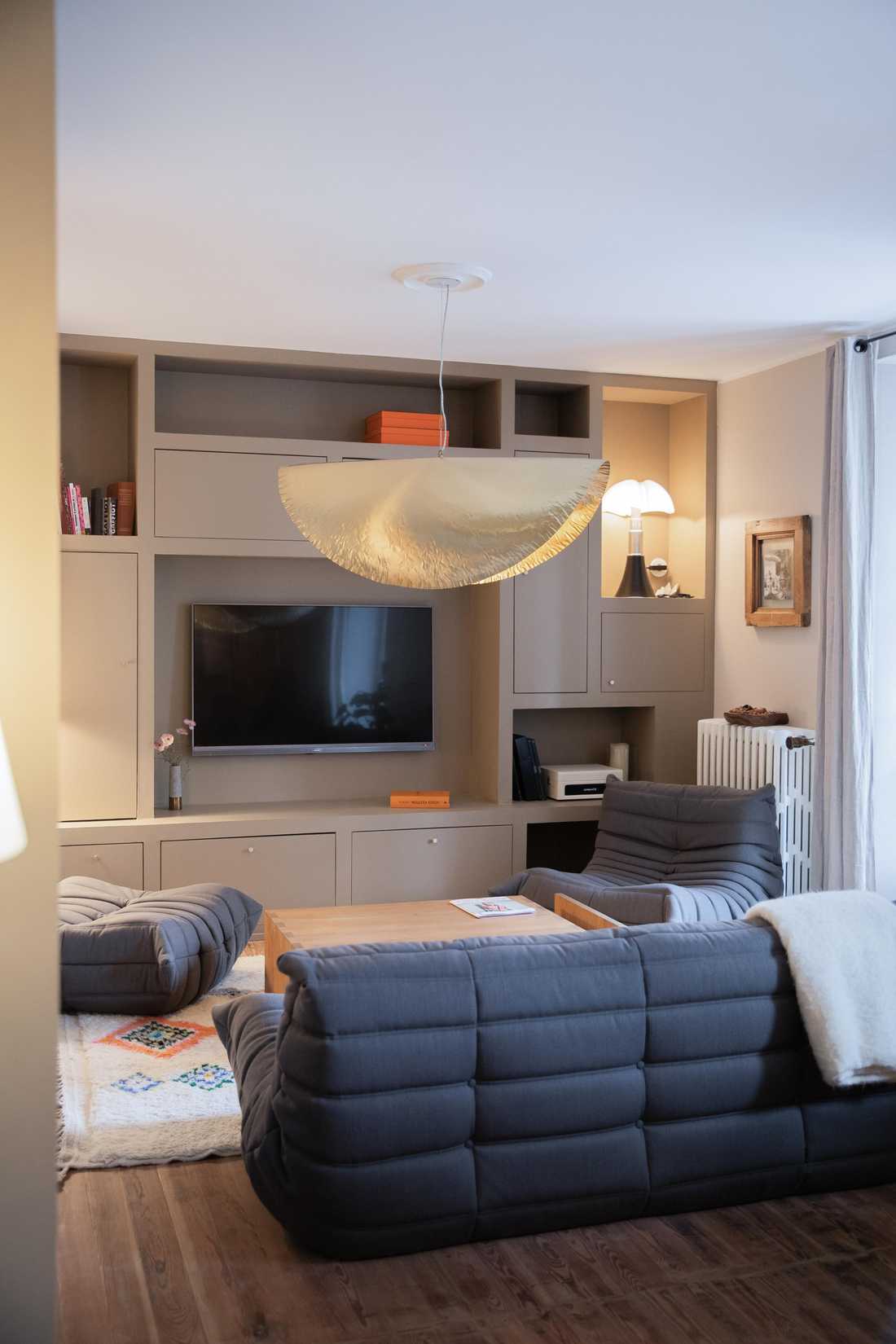 Agencement sur mesure dans le salon d'un mas provençal