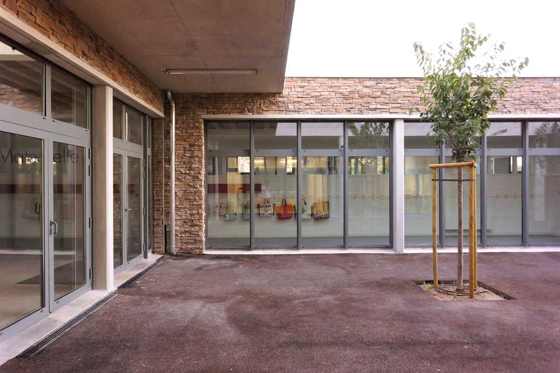 Cour intérieure de l'école conçu par un architecte dans les Bouches-du-Rhône