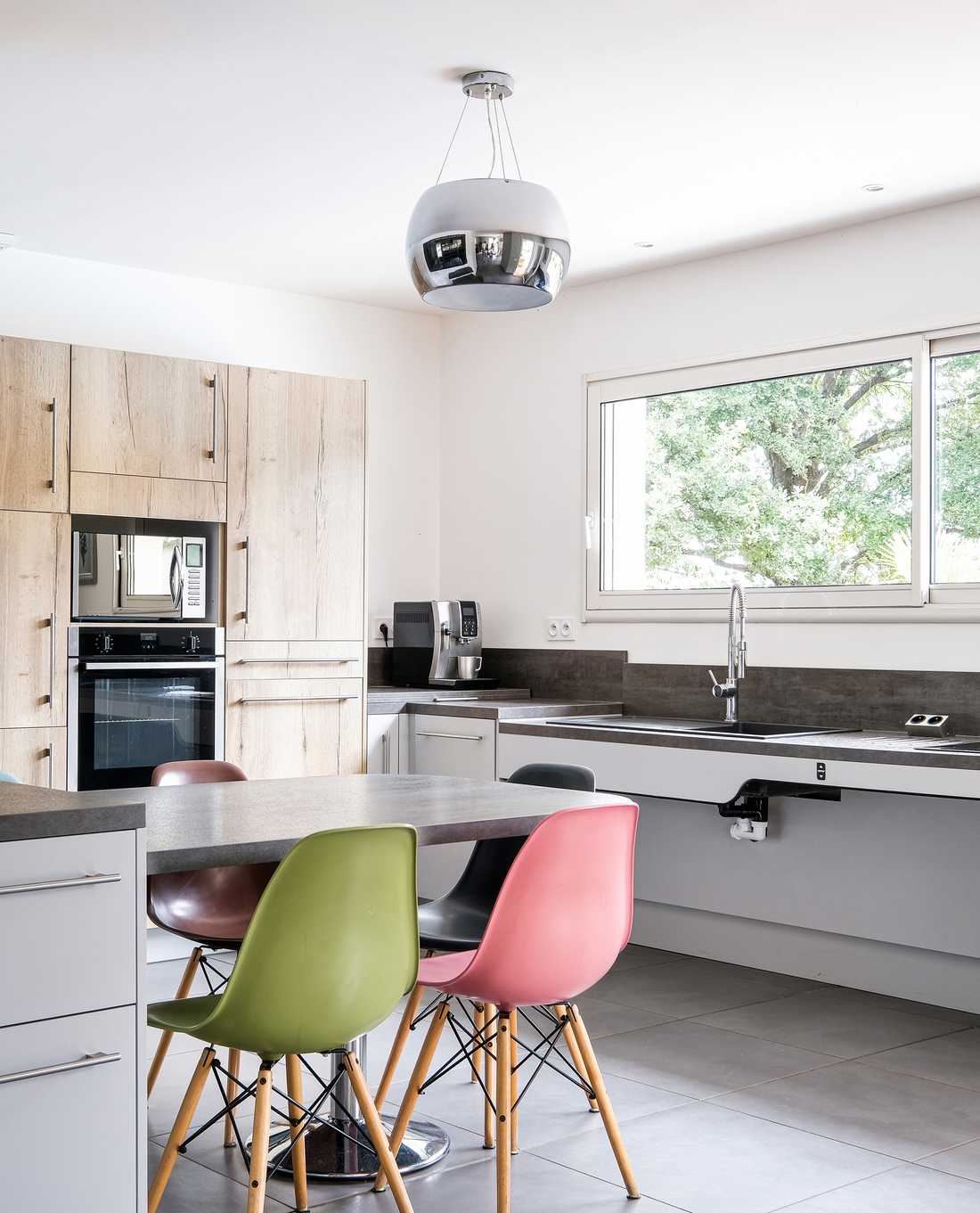 Un architecte d'intérieur à Aix-en-Provence aménage une cuisine accessible aux personnes à mobilité réduite PMR)