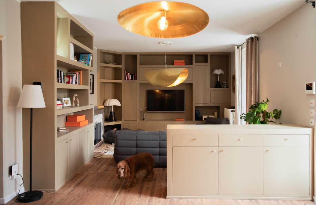 Bibliothèque sur mesure créé par un architecte d'intérieur dans un mas provençal