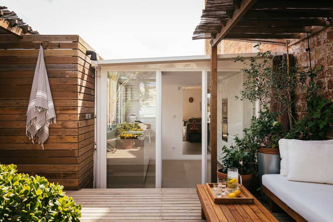 Aménagement d'un toit-terrasse en bois - vue de la cuisine depuis la terrasse