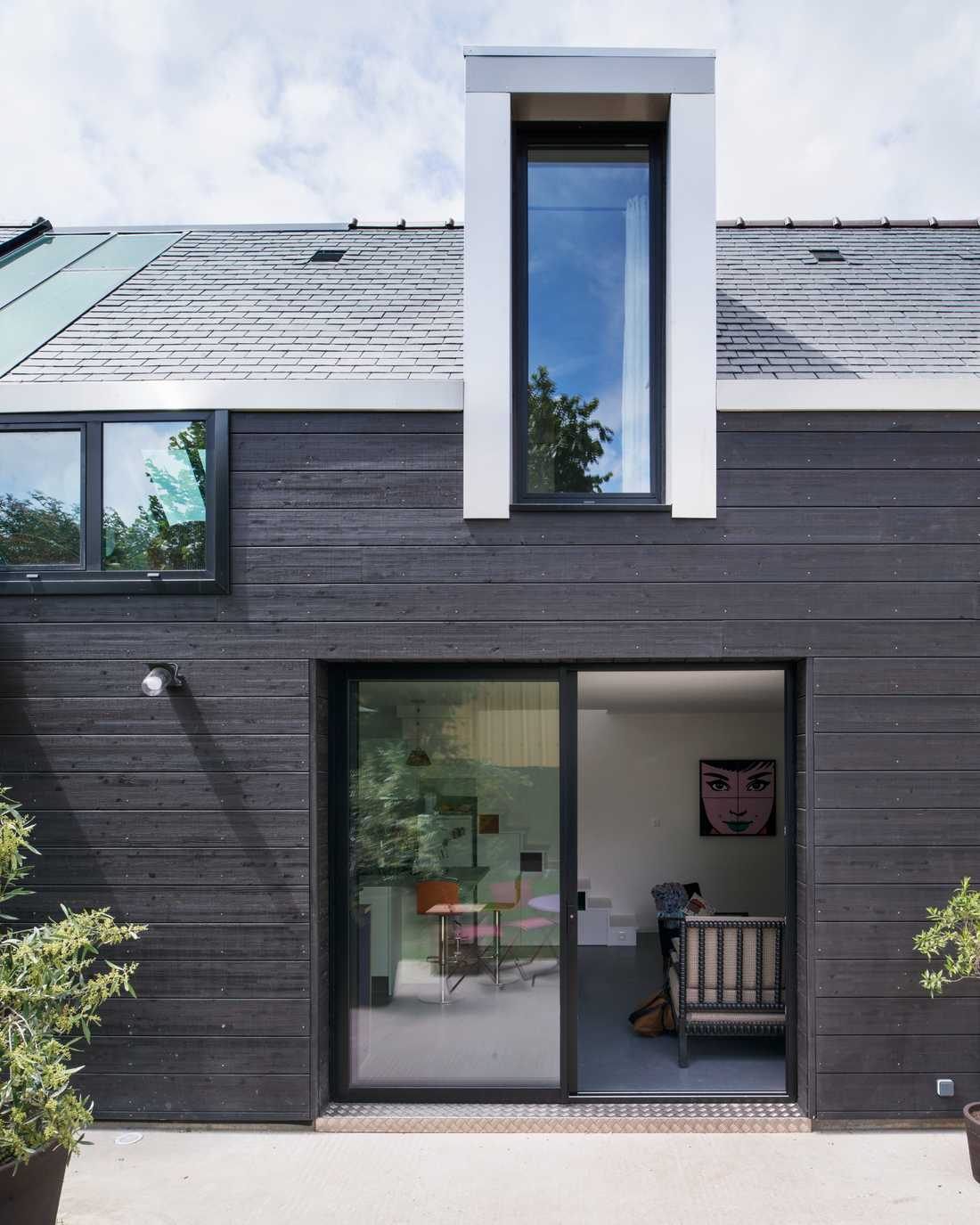 Extension avec bardage bois anthracite conçu par un architecte dans les Bouches-du-Rhône
