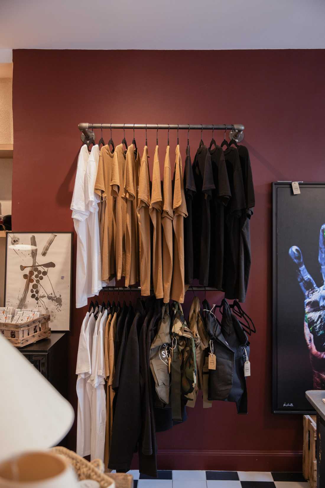 Présentoir pour les vêtements chinés vendus dans la boutique