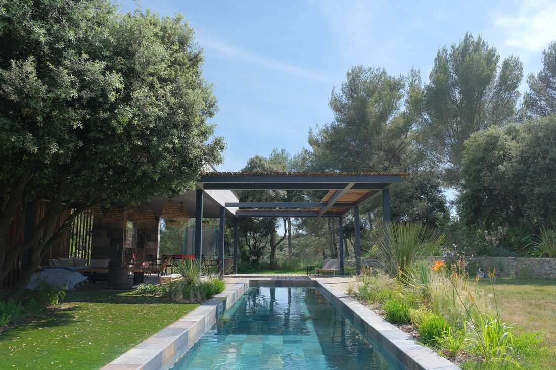 Un paysagiste à Aix-en-Provence aménage un couloir de nage dans le jardin provençal d'une maison contemporaine