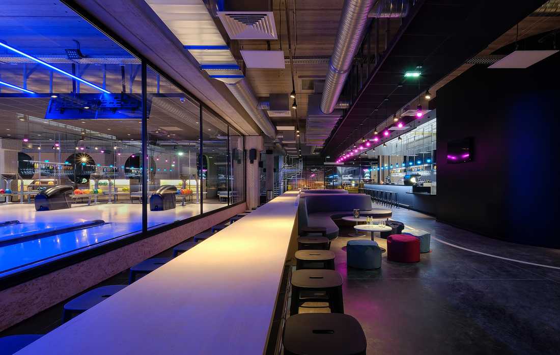 Restaurant - bar d'un bowling aménagé par un architecte dans les Bouches-du-Rhône