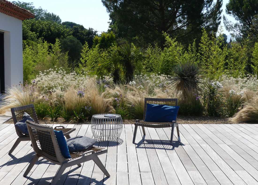 Terrasse aménagée par un jardinier paysagiste en région Provence-Alpes-Côte d'Azur