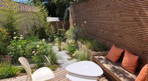 Micro-jardin urbain aux massifs naturalistes à Aix-en-Provence