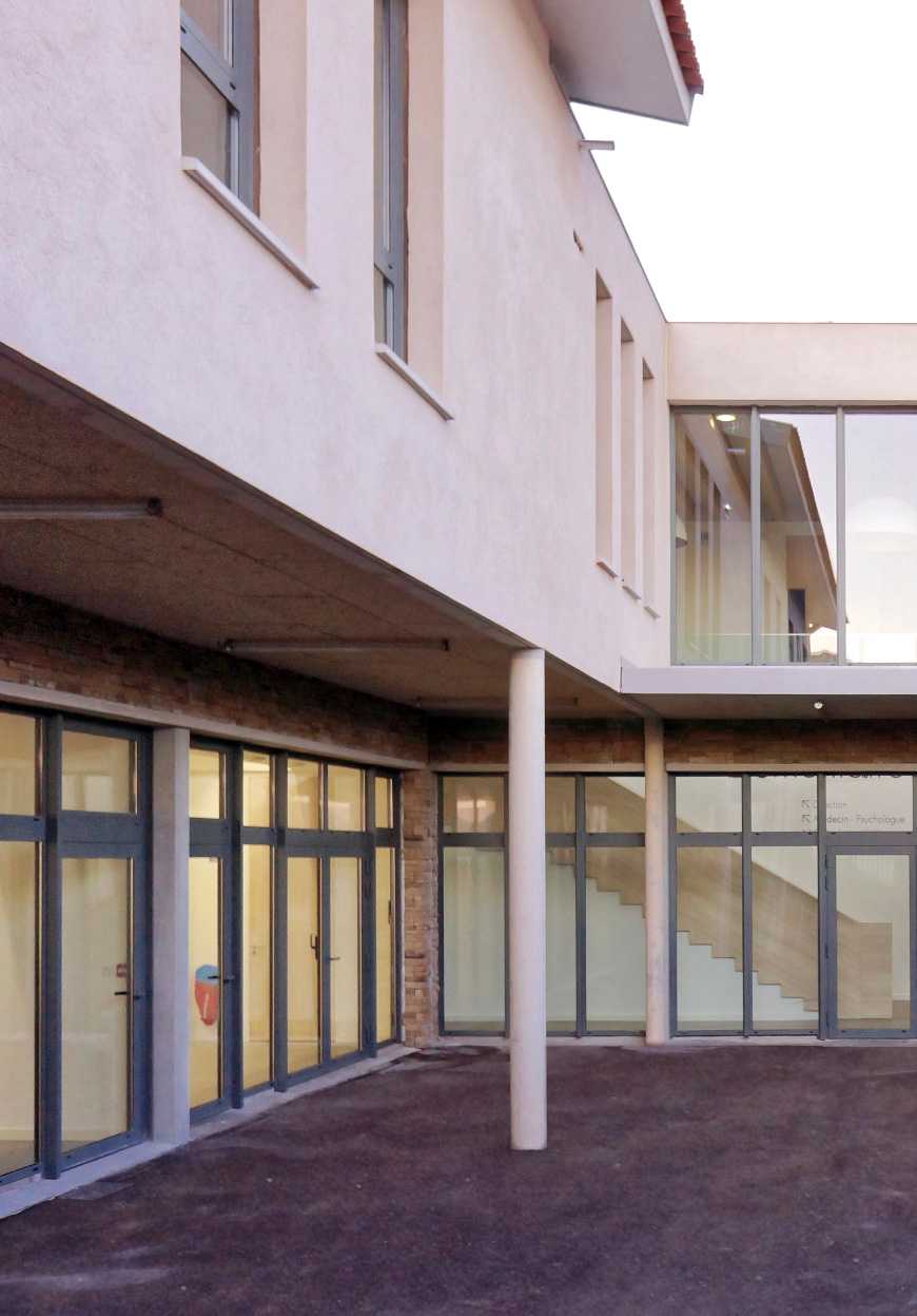 Un architecte assure la maîtrise d'œuvre dans le construction d'une école à Aix-en-Provence