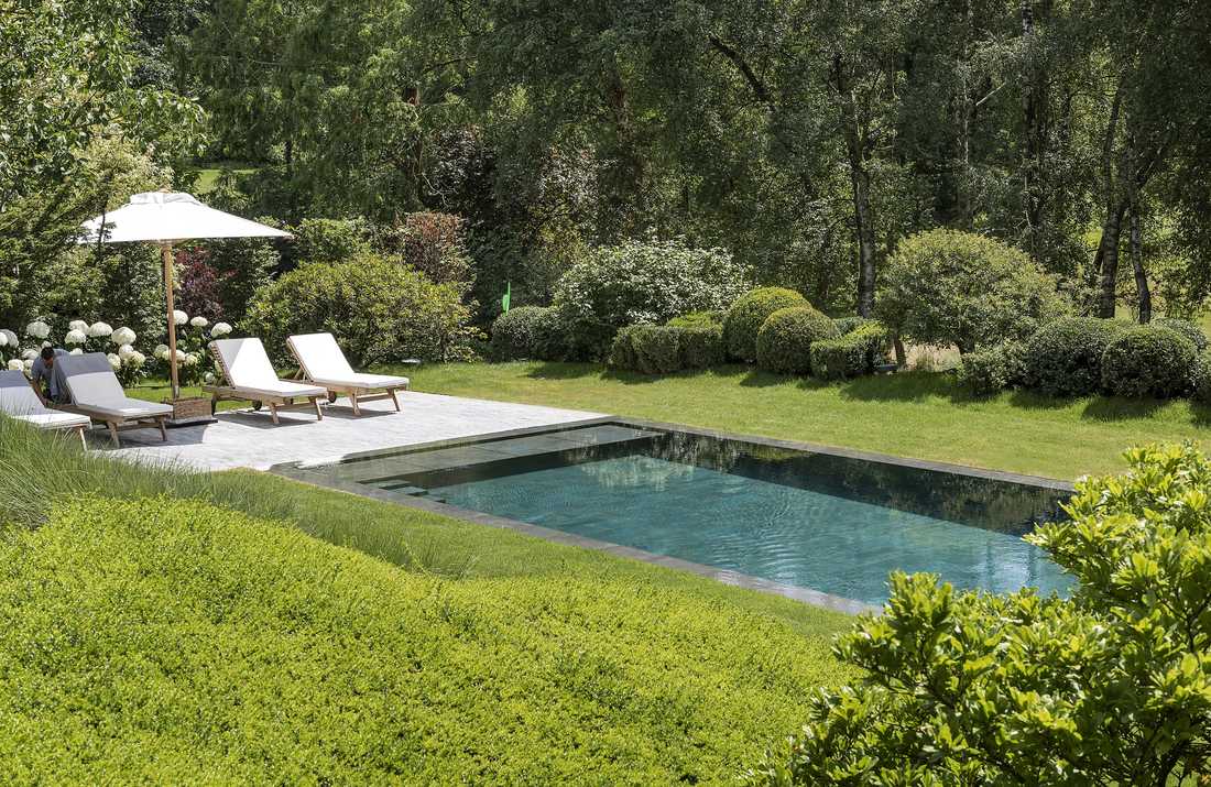 Abords de la piscine du jardin d'une villa