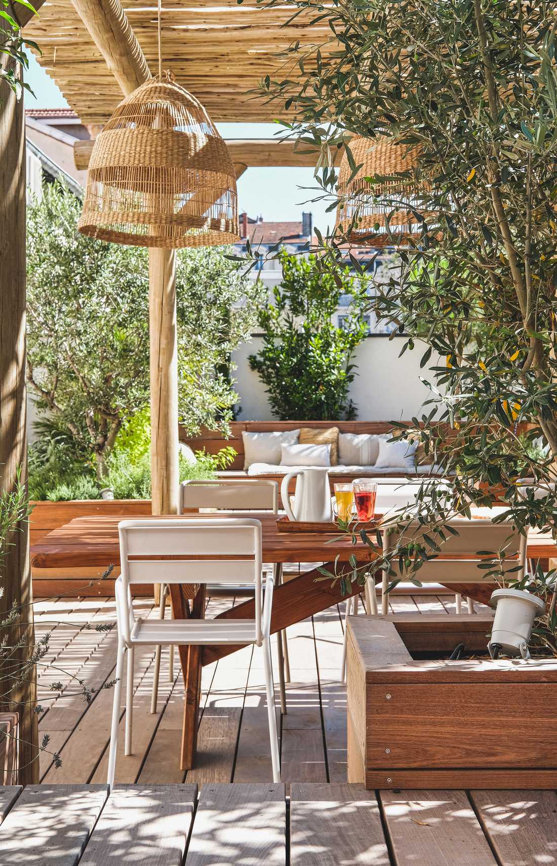 Wooden terrace apartment designed by a landscape gardener in Aix-en-Provence