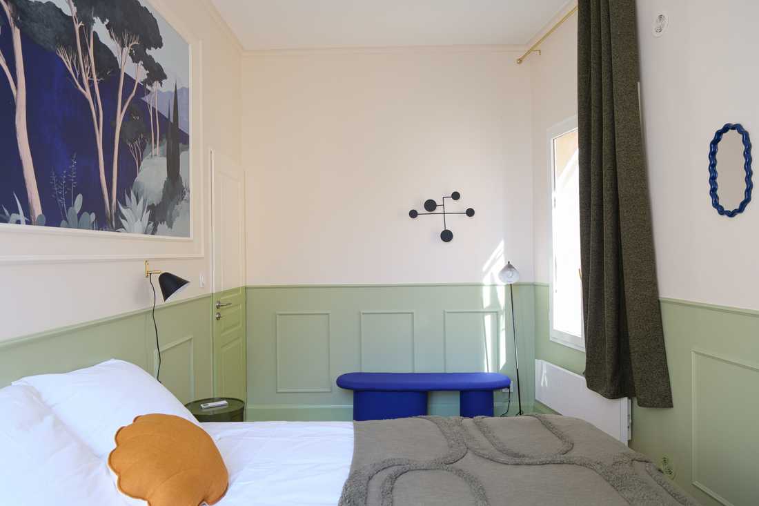 Chambre avec moulures vert d'eau