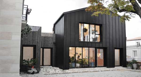 Extension contemporaine d'une maison ancienne par un architecte à Aix-en-Provence