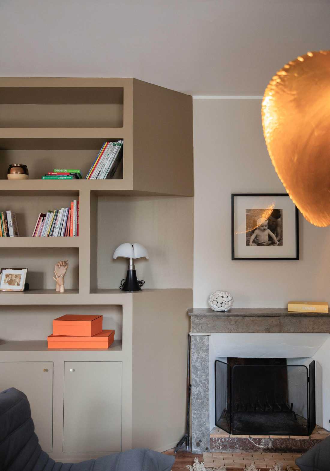 Agencement sur mesure pour mettre en valeur une lampe Pipistrello