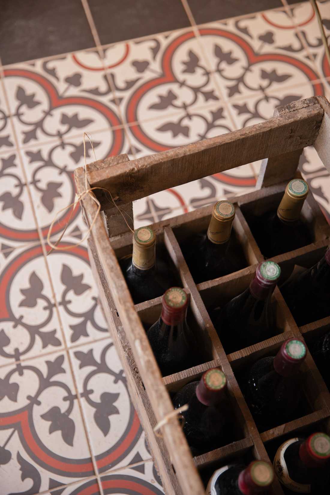 Carreaux de ciment sur le sol d'une épicerie fine