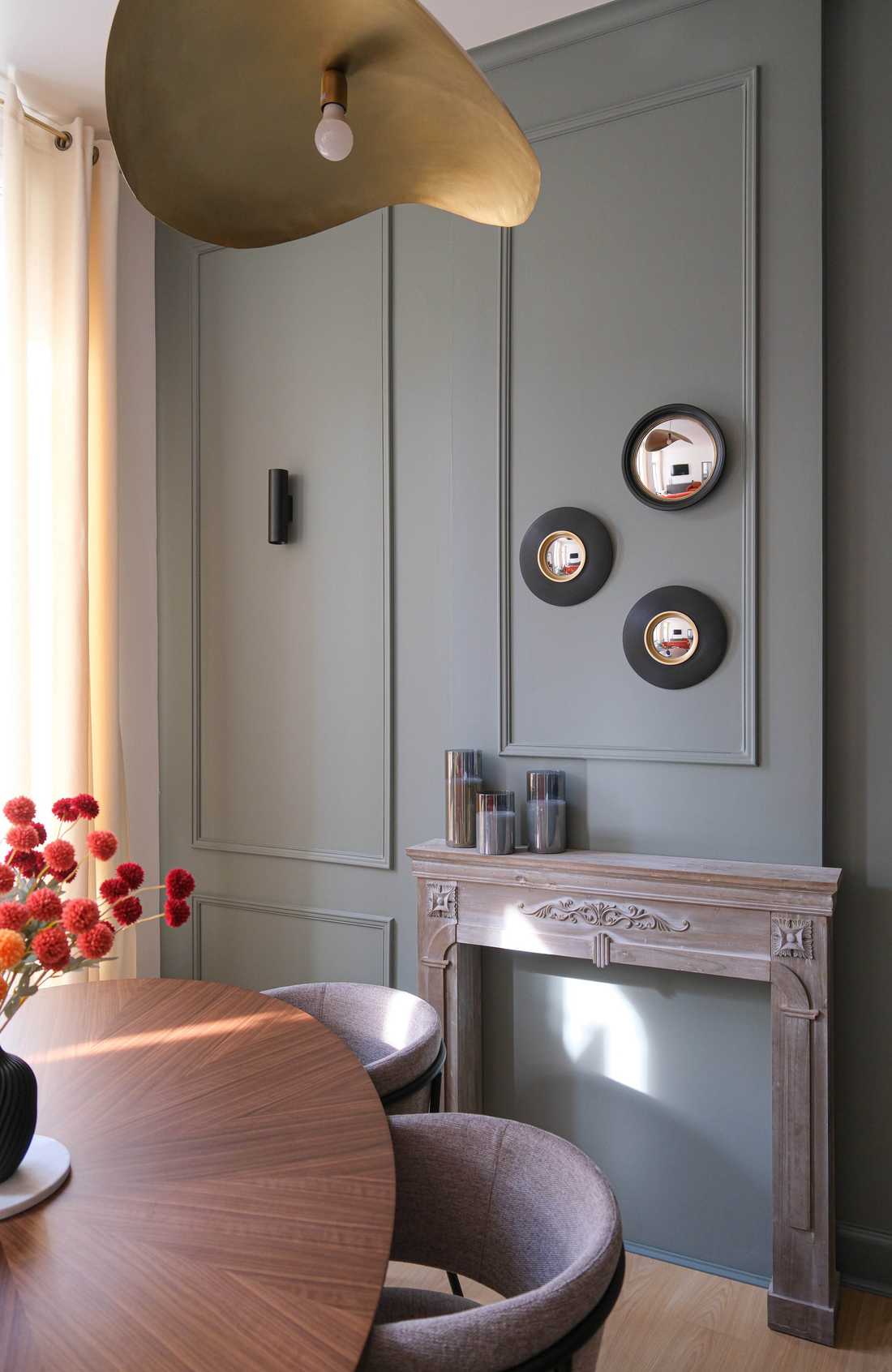 Cheminée et moulures typiques des appartements haussmanniens