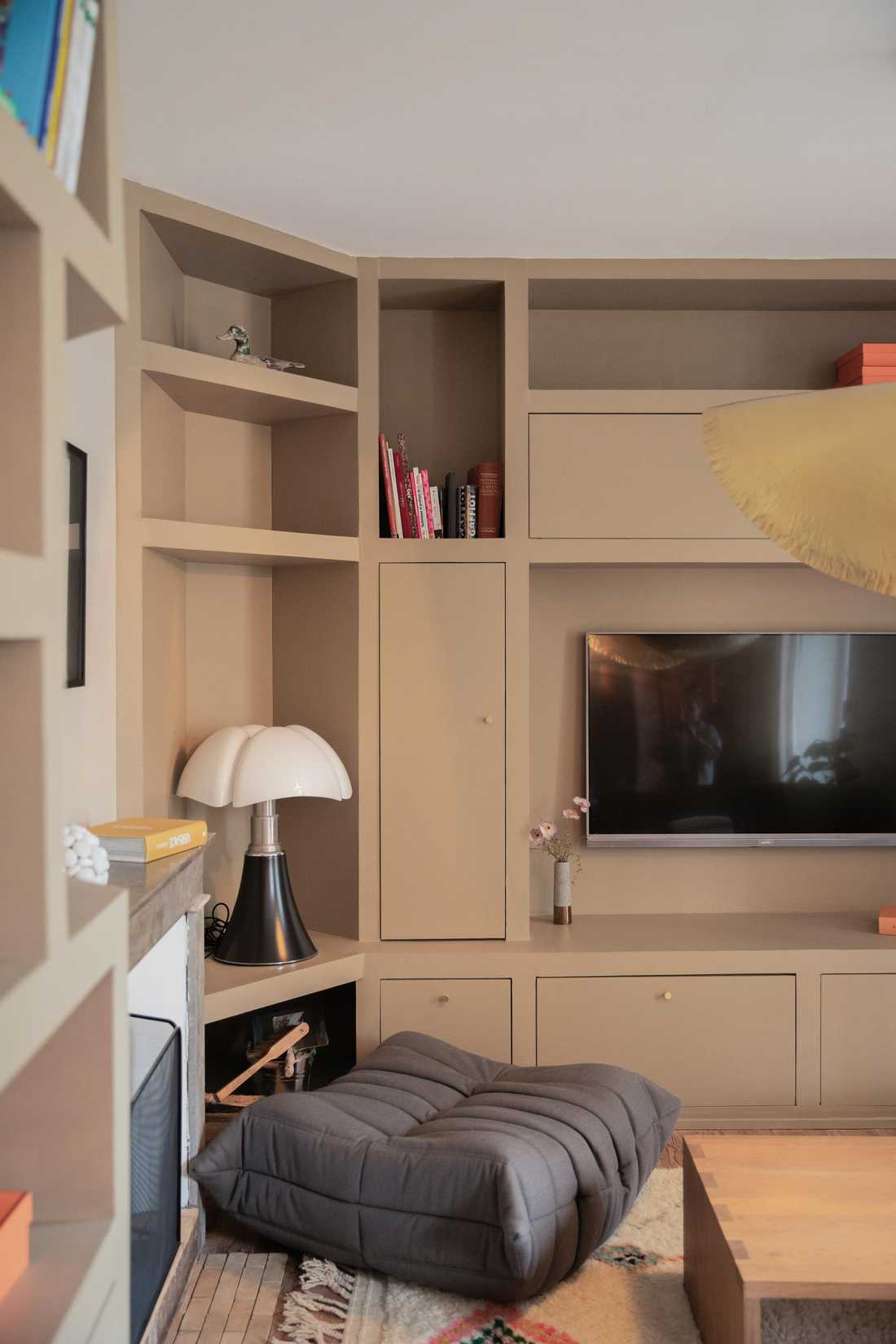 Meuble TV / bibliothèque sur mesure conçu par un architecte d'intérieur à Pernes-les-Fontaines