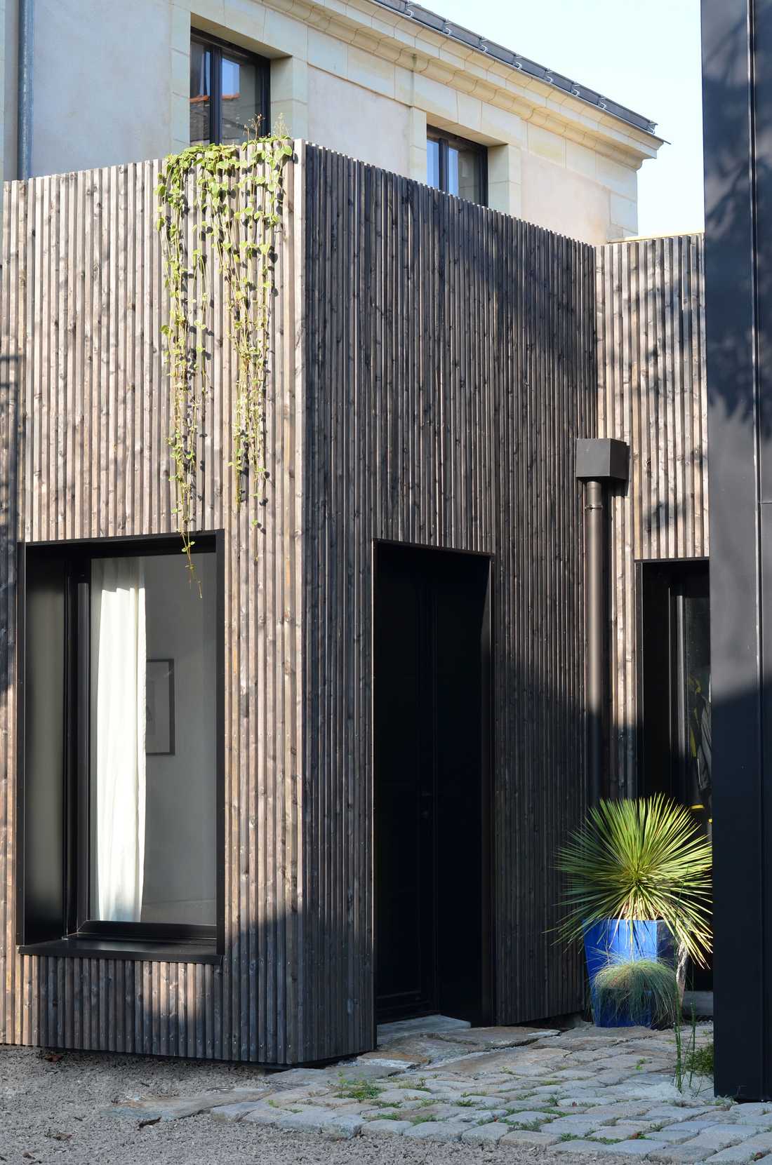 Un architecte réalise une extension contemporaine avec bardage bois dans les Bouches-du-Rhône