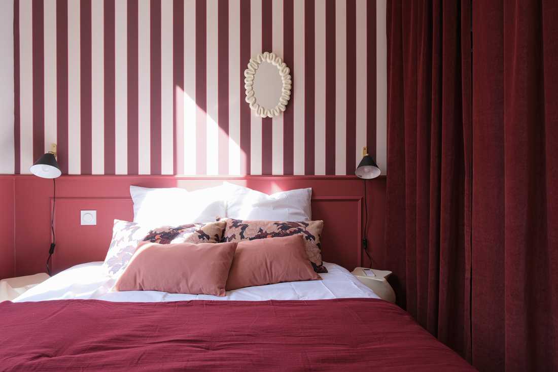Chambre avec rayures bordeaux