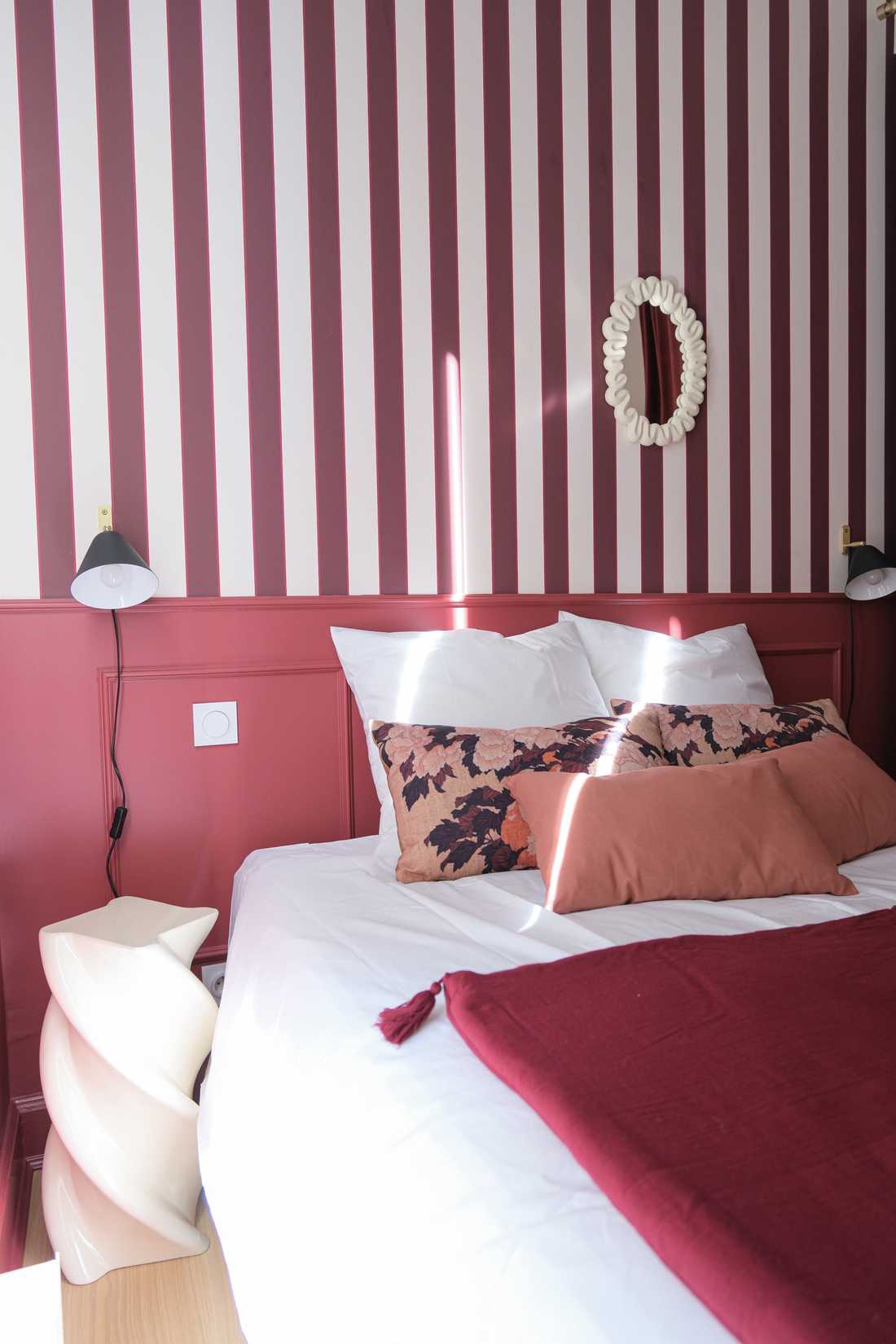 Chambre aux rayures bordeaux et vieux rose