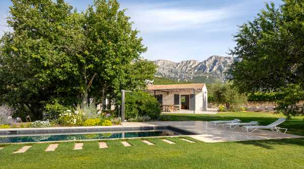 Interior designer specializing in Provençal farmhouse renovation in the Luberon