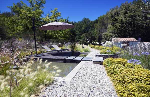 Présentation d'un projet de rénovation d'un jardin paysagé de style méditerranéen autour d'une piscine existante par un concepteur-paysagiste basé à Aix-en-Provence.