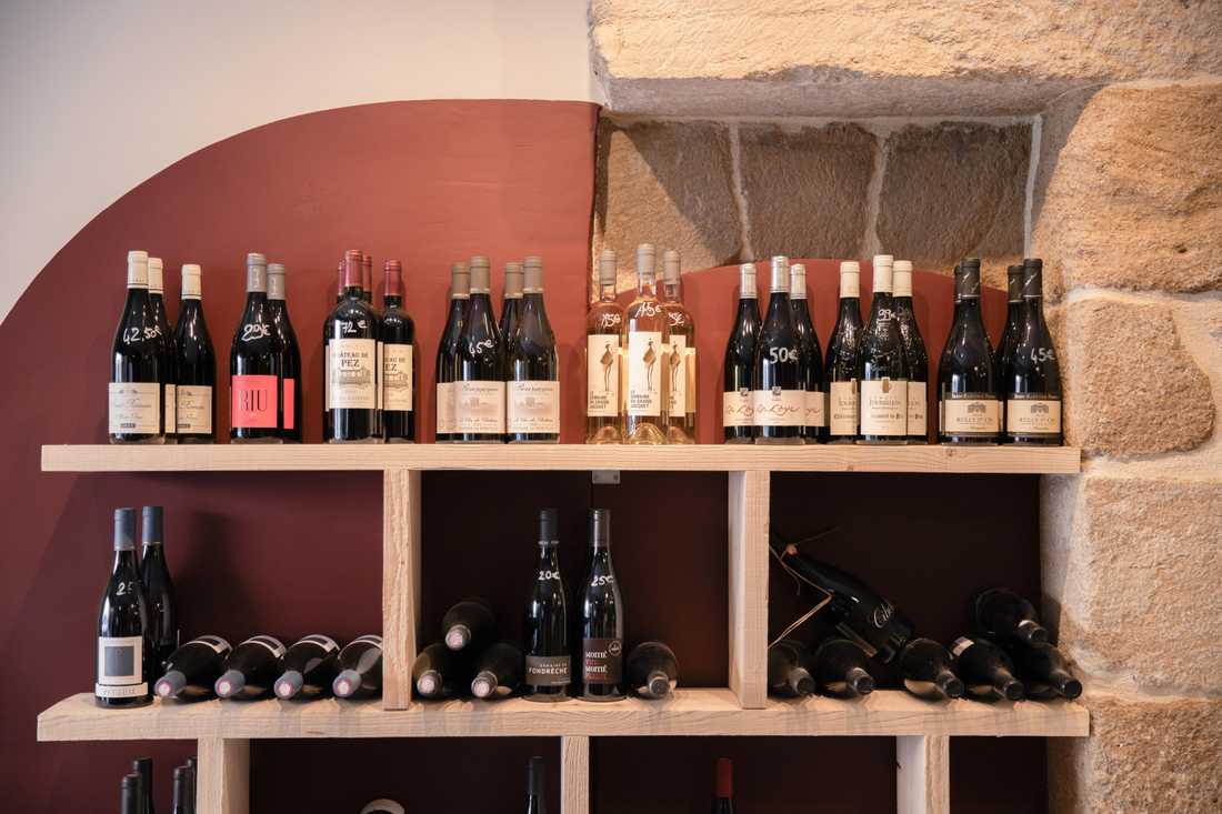 Présentoir à vins dans une cave à vin à Carpentras