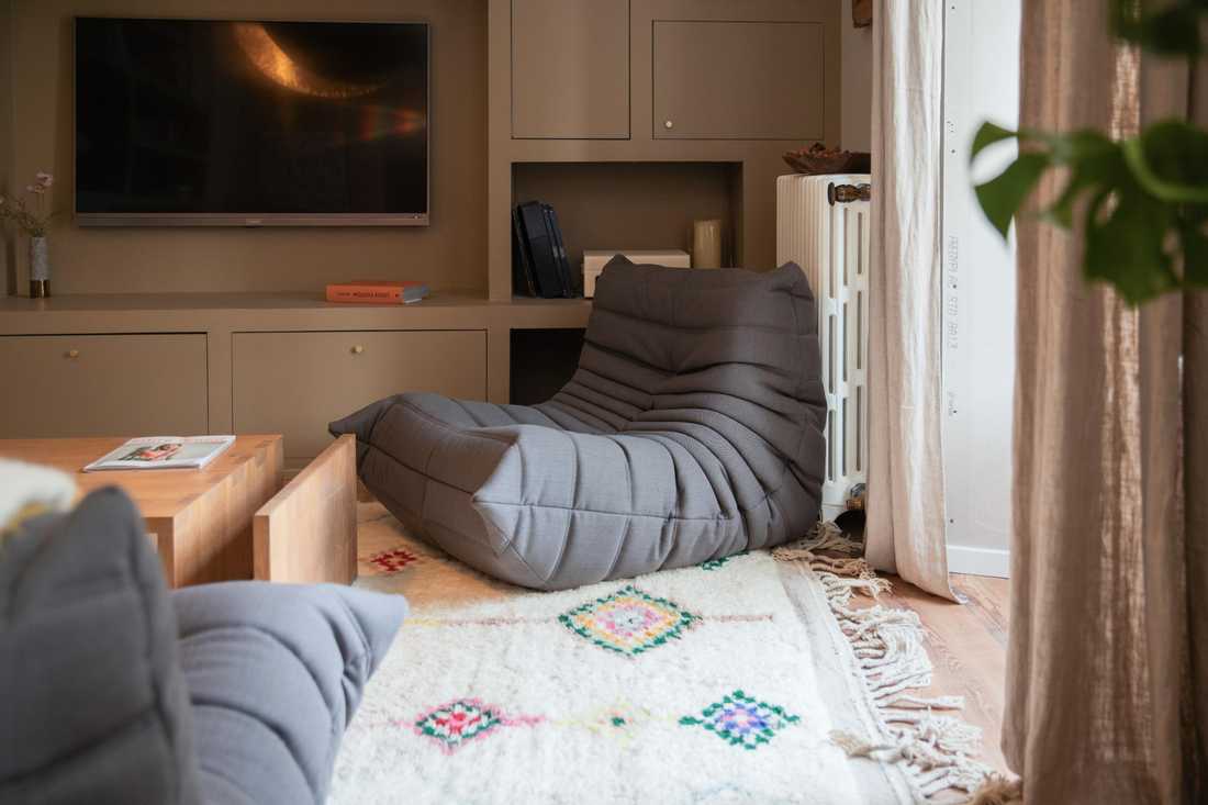 Fauteuil Togo gris dans le salon d'un mas provençal