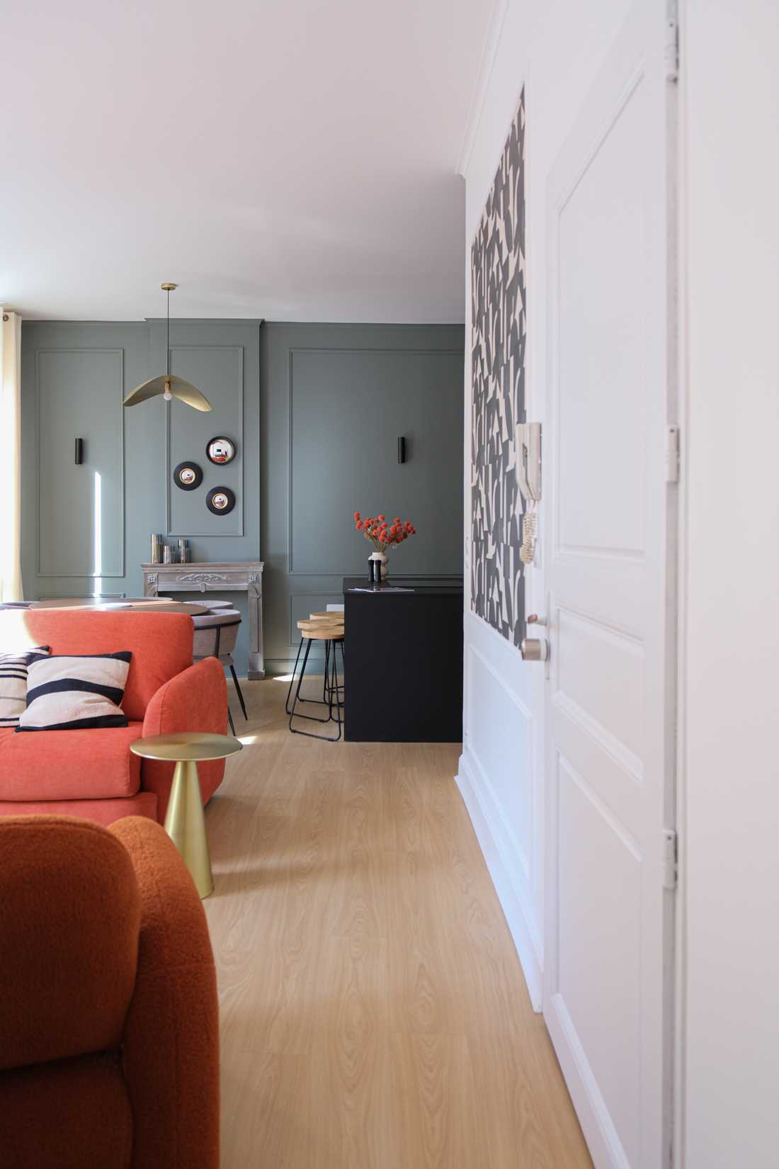 Pièce de vie d'un appartement rénové pour la location courte durée à Avignon