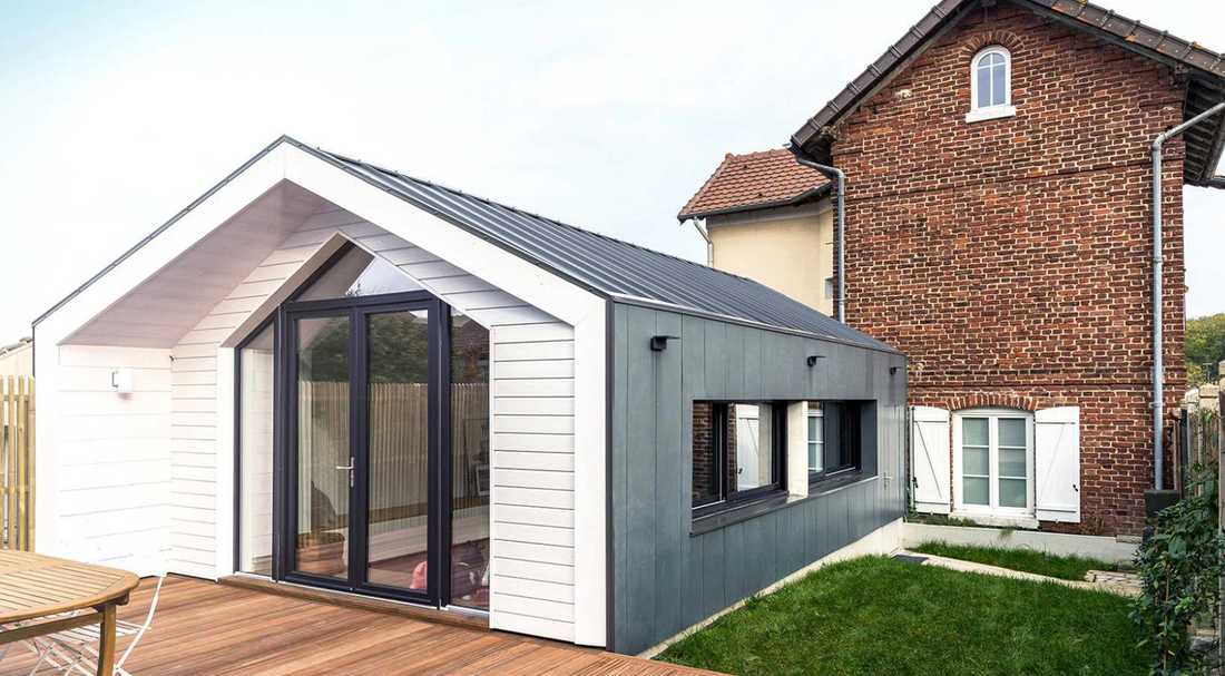 Extension of a brick corner house by an architecte in Bouches-du-Rhône