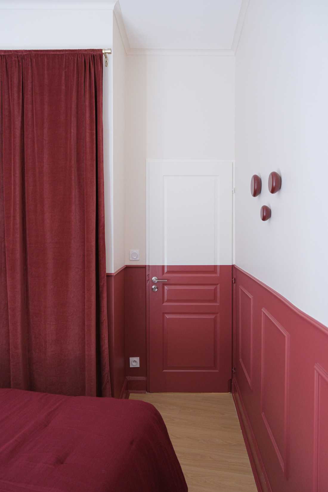 Moulures bordeaux dans une chambre d'un appartement haussmannien à Avignon