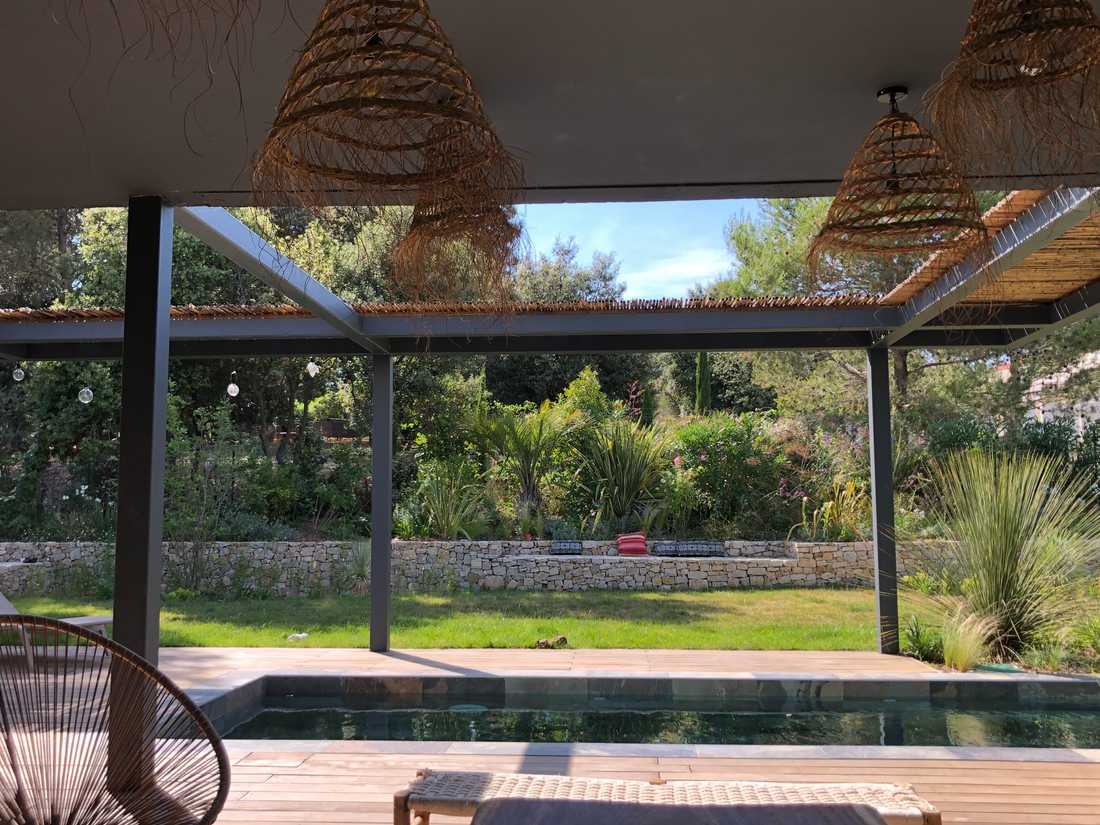 Pergola en acier thermolaqué dans un jardin provençal