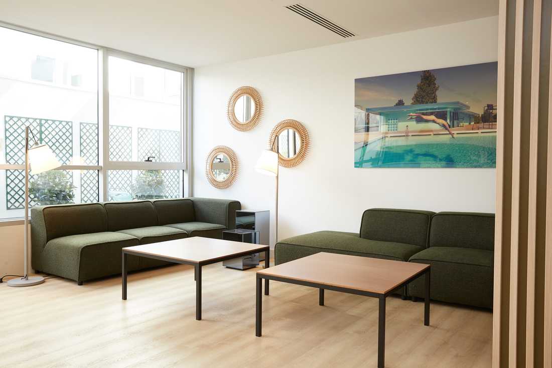 Salle d'attente de bureaux rénovés par un architecte d'intérieur dans les Bouches-du-Rhône