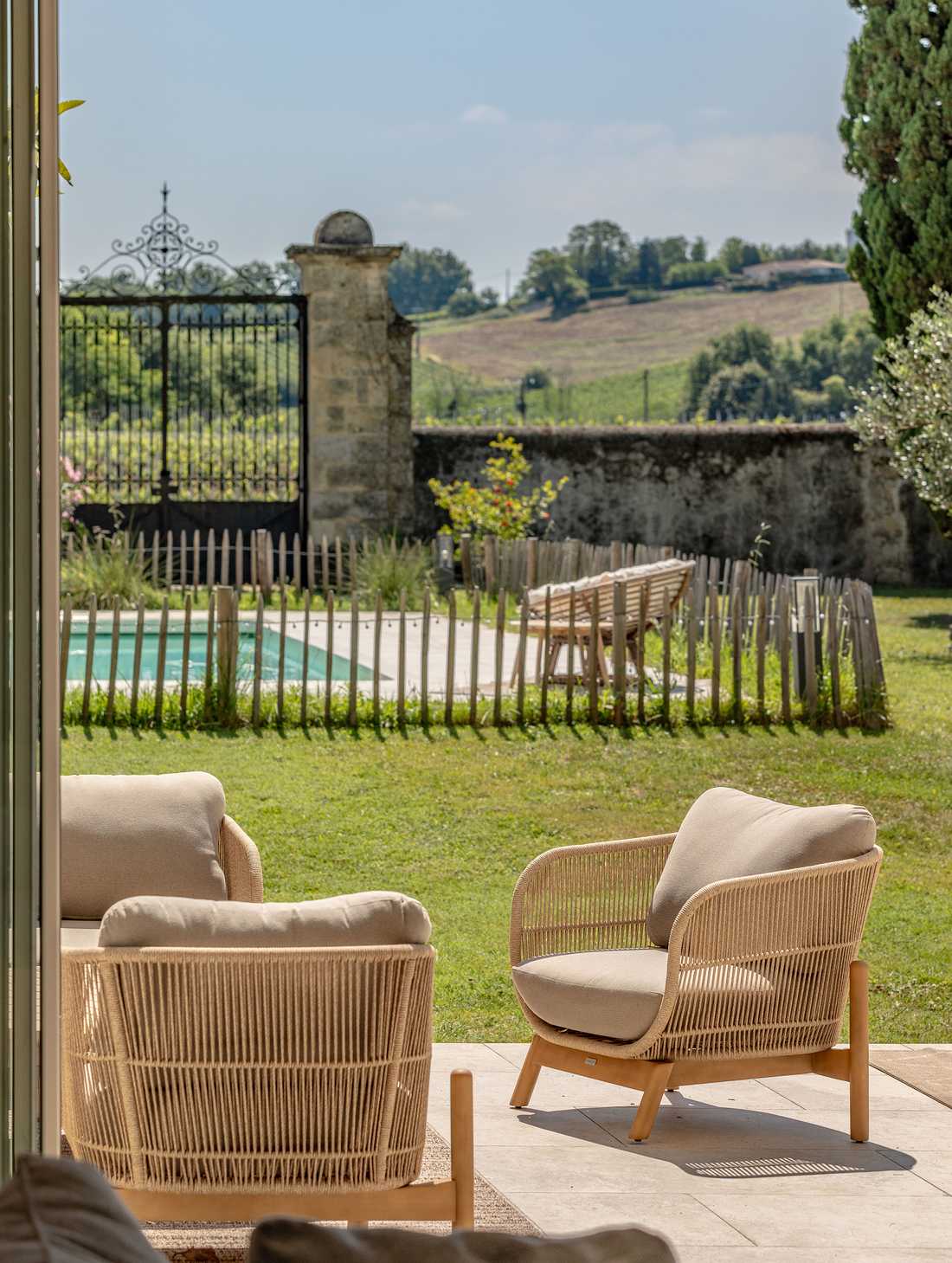 Aménagement paysager du jardin d'un chateau avec piscine dans les Bouches-du-Rhône